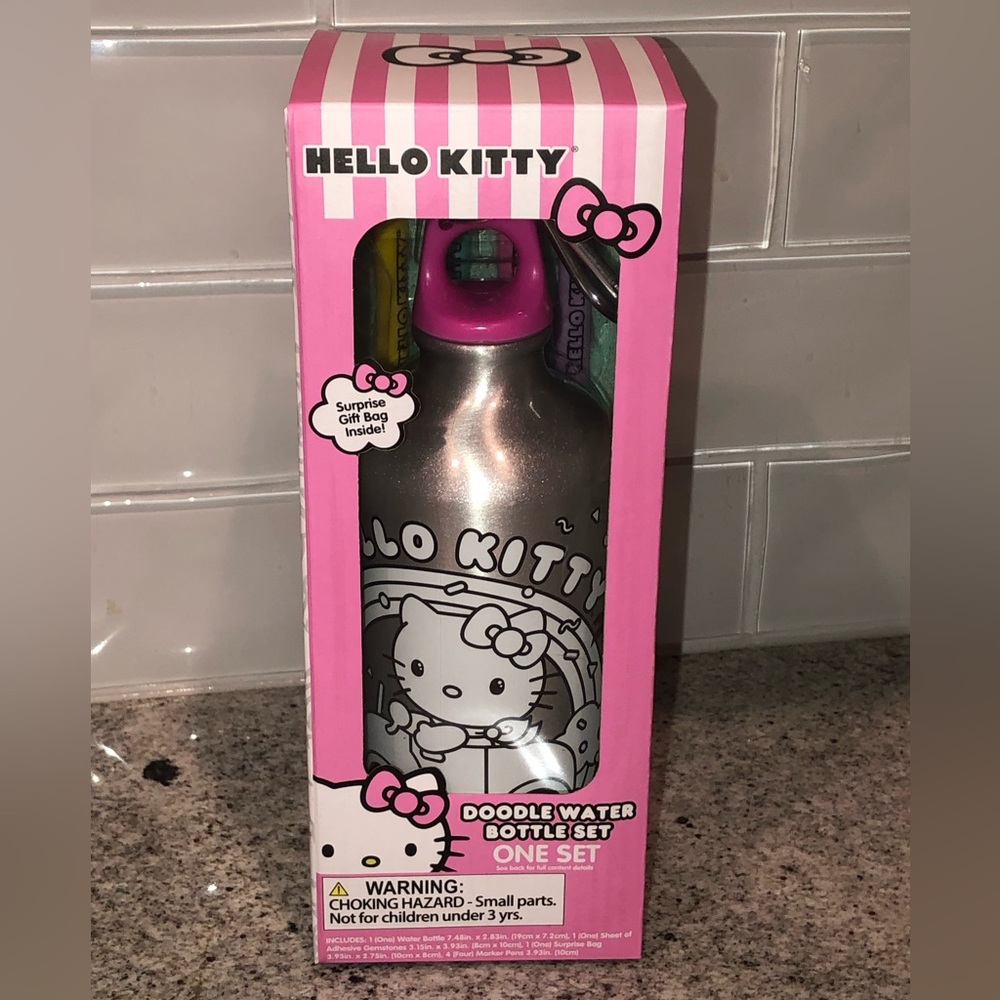 💖NIB💖 Hello Kitty Doodle Water Bottle Set